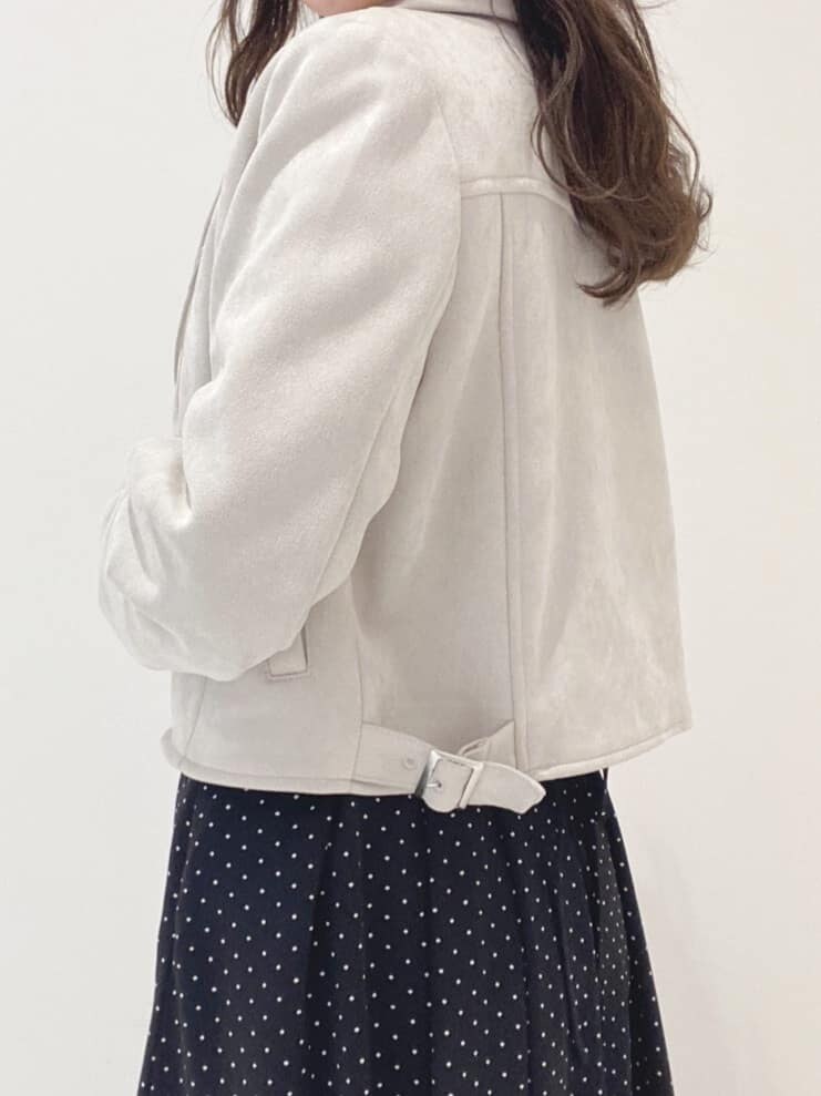 グレー系のテーラードジャケットを着用したレディースの春コーディネートの5枚目の写真