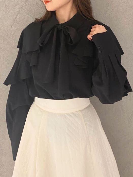 ホワイト系のブーツ、ブラック系のシャツ/ブラウス、ホワイト系のスカートを着用したレディースの夏コーディネートの6枚目の写真