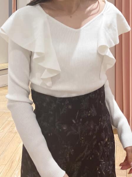 ブラック系のブーツ、ホワイト系のニット/セーター、ブラウン系のスカートを着用したレディースの秋コーディネートの7枚目の写真