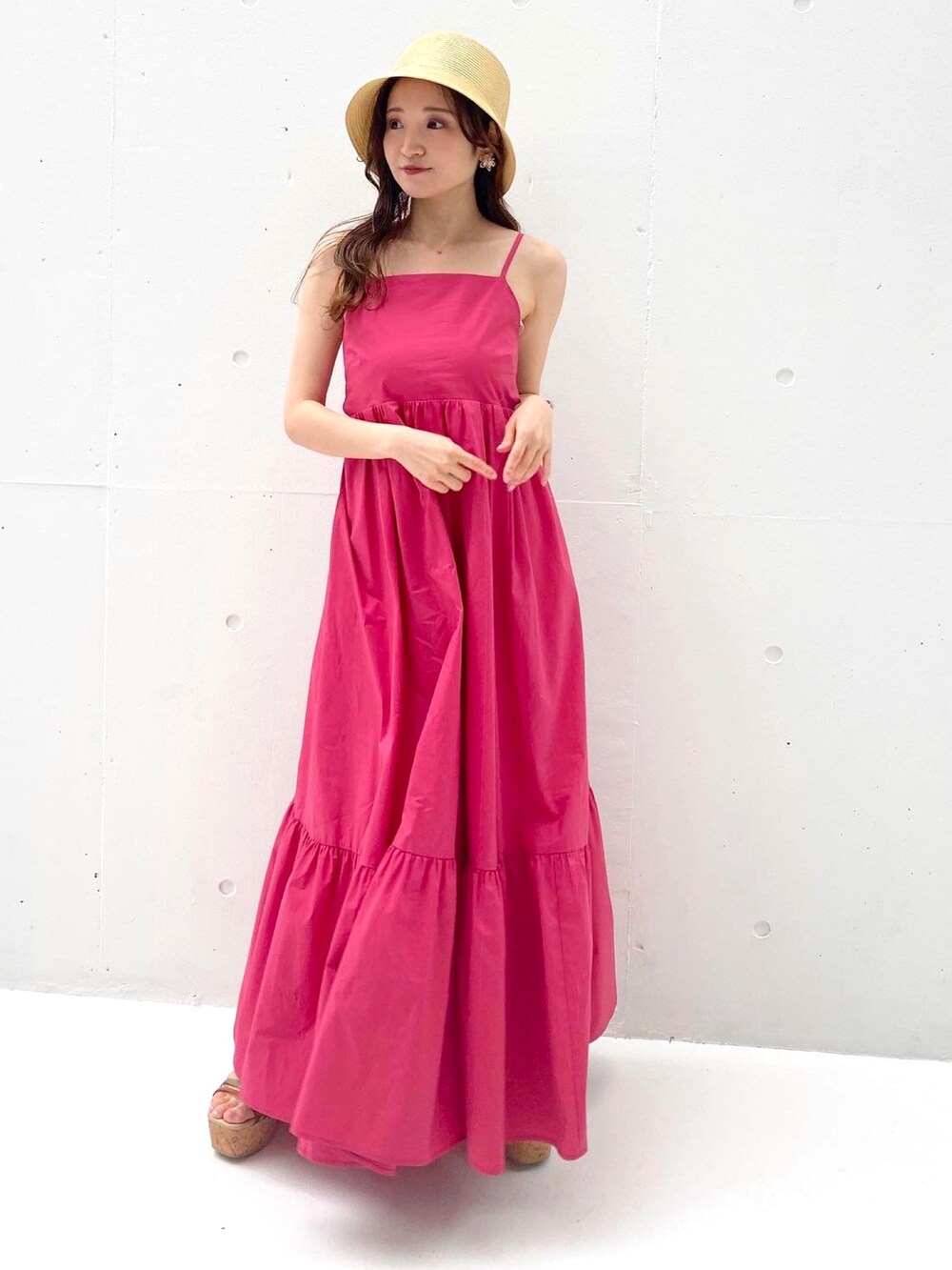 その他のサンダル、ピンク系のワンピース、ベージュ系のハットを着用したレディースの春コーディネートの2枚目の写真