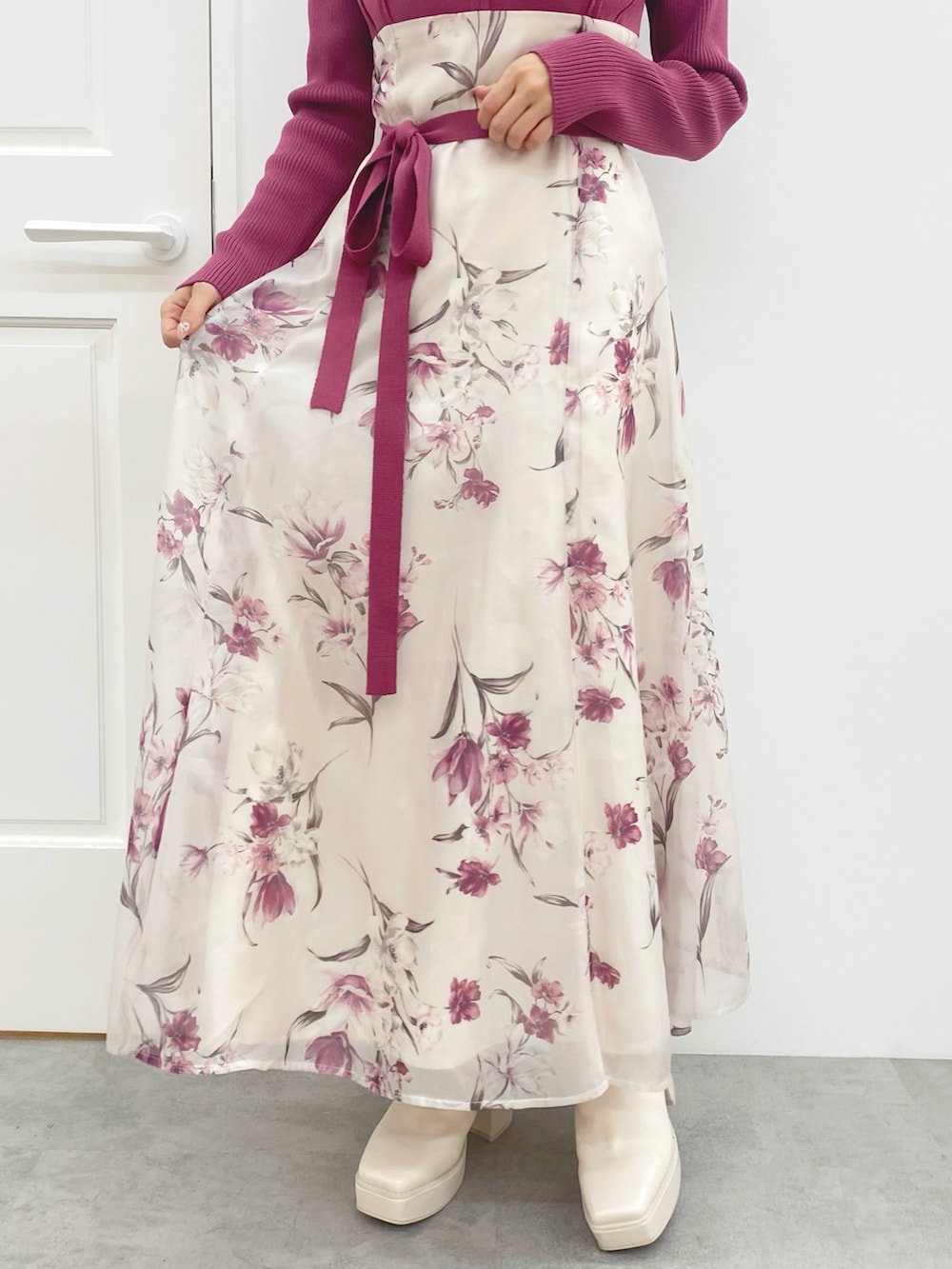 ホワイト系のブーツ、ピンク系のワンピースを着用したレディースの秋コーディネートの8枚目の写真