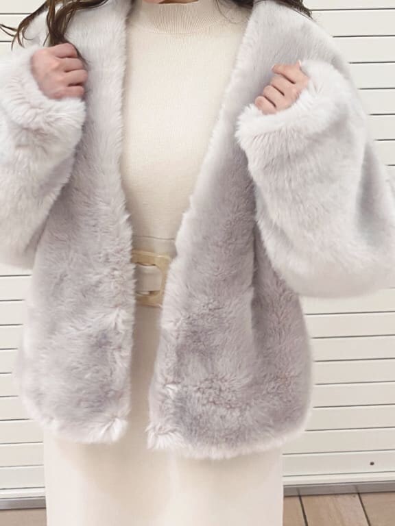 グレー系のその他アウターを着用したレディースの秋コーディネートの3枚目の写真