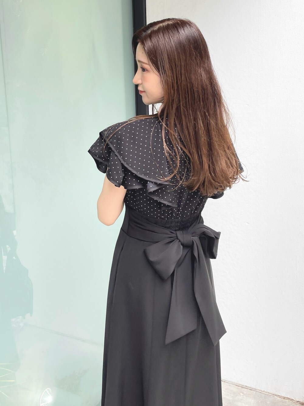 その他のサンダル、ブラック系のショルダーバッグ、ブラック系のワンピースを着用したレディースの夏コーディネートの5枚目の写真