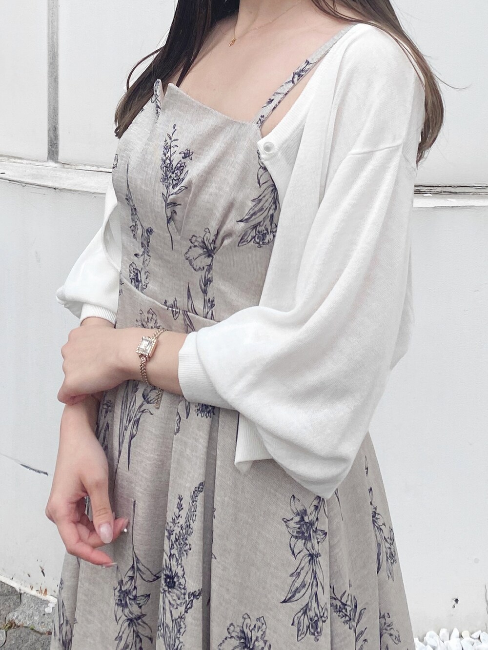 その他のワンピース、その他のサンダル、ホワイト系のカーディガン/ボレロを着用したレディースの夏コーディネートの4枚目の写真