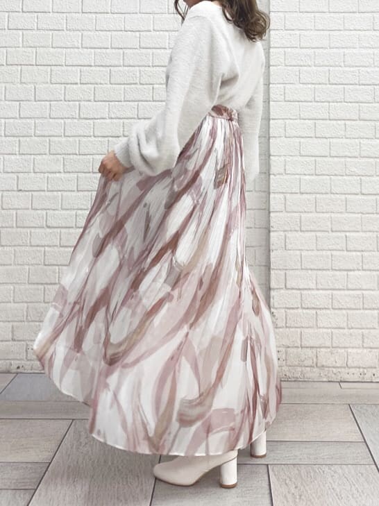 ピンク系のスカート、ホワイト系のニット/セーターを着用したレディースの秋コーディネートの6枚目の写真