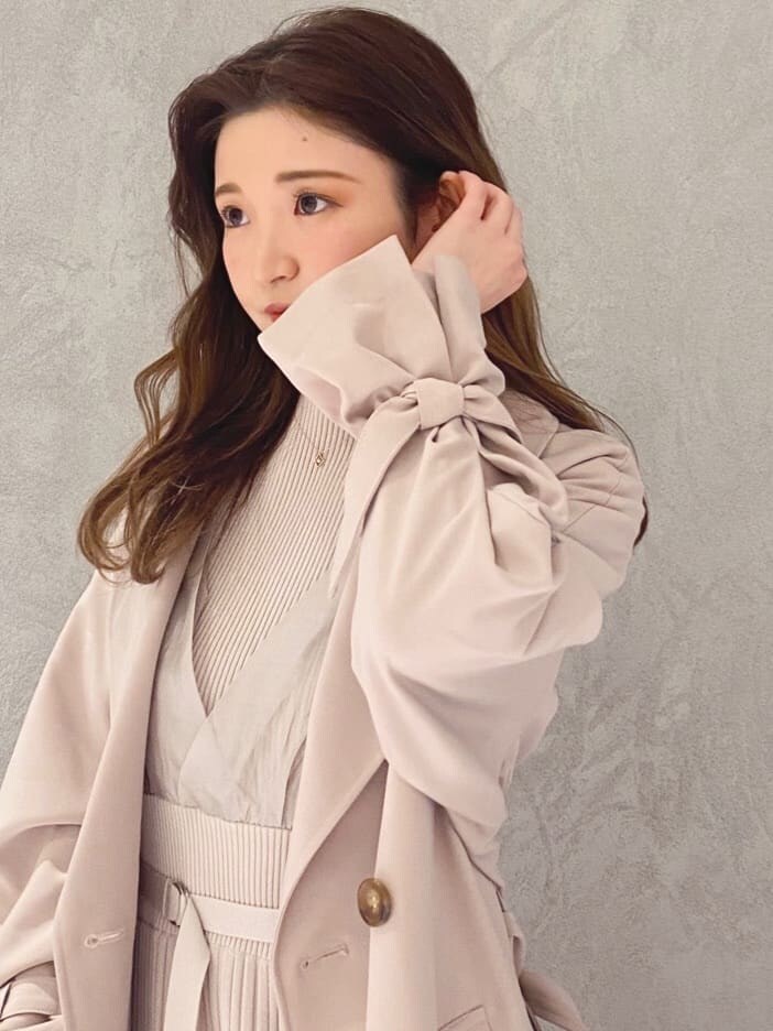 ピンク系のトレンチコートを着用したレディースの冬コーディネートの5枚目の写真