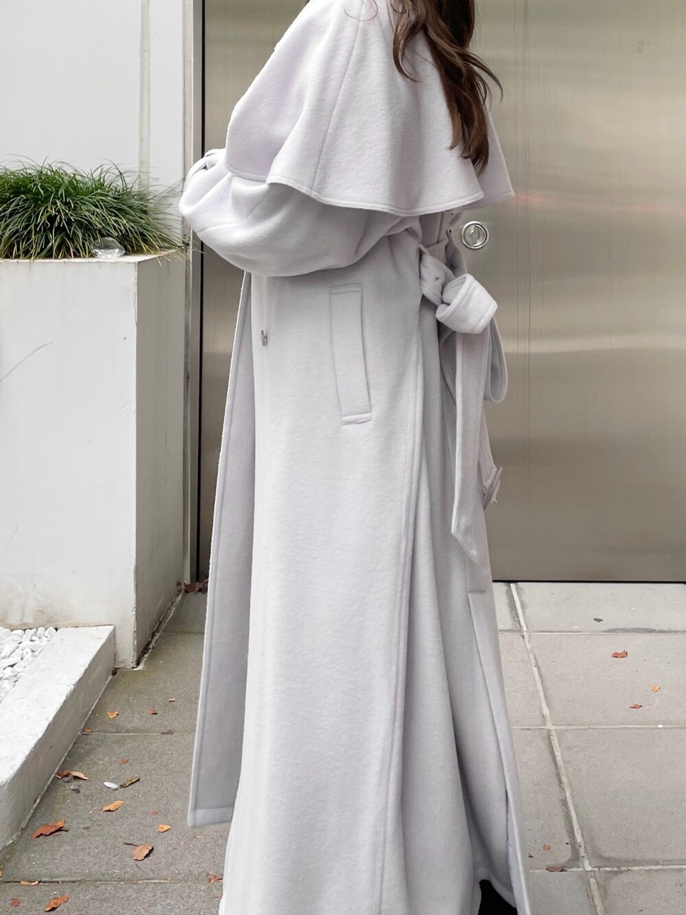 グレー系のその他アウター、ブラック系のワンピースを着用したレディースの冬コーディネートの5枚目の写真