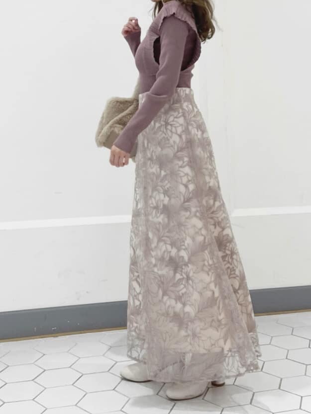 ブラウン系のニット/セーター、ベージュ系のハンドバッグ、ピンク系のスカートを着用したレディースの秋コーディネートの7枚目の写真