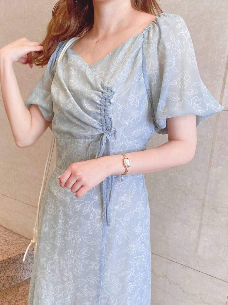 ホワイト系のサンダル、グリーン系のワンピース、ホワイト系のハンドバッグを着用したレディースの夏コーディネートの2枚目の写真