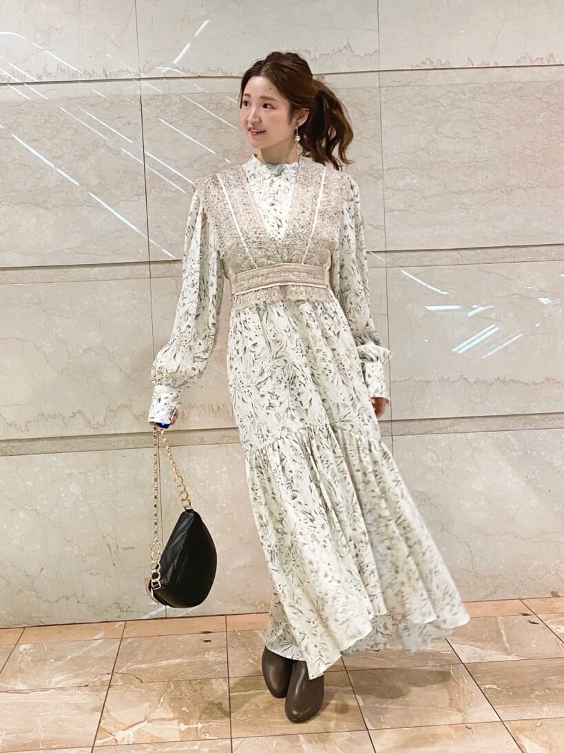 ブラウン系のその他シューズ、ホワイト系のワンピースを着用したレディースの秋コーディネートの8枚目の写真