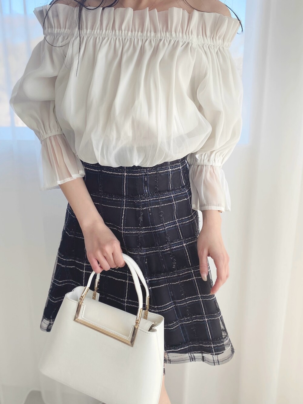 ホワイト系のブーツ、ホワイト系のハンドバッグ、ホワイト系のシャツ/ブラウスを着用したレディースの春コーディネートの4枚目の写真