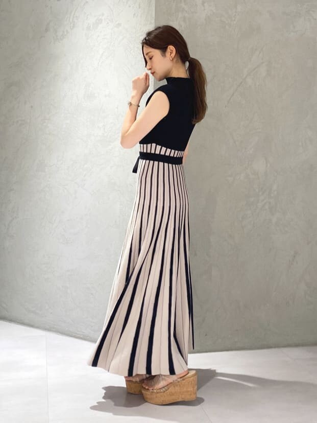 その他のサンダル、ブラック系のワンピース、ブラック系のカーディガン/ボレロを着用したレディースの夏コーディネートの8枚目の写真