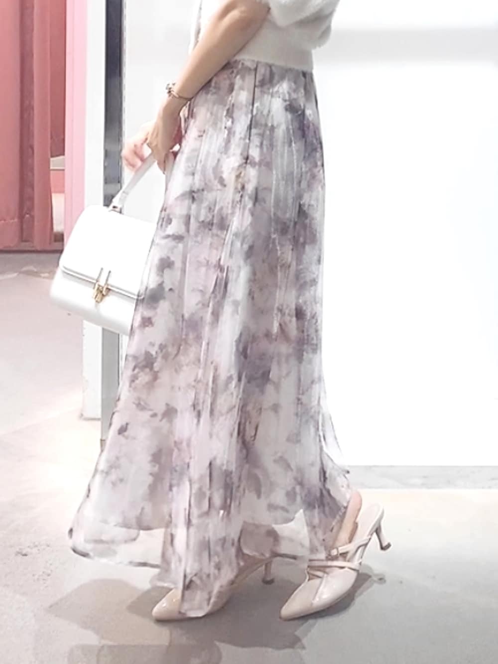 ベージュ系のパンプス、ホワイト系のハンドバッグ、ホワイト系のカーディガン/ボレロを着用したレディースの夏コーディネートの4枚目の写真