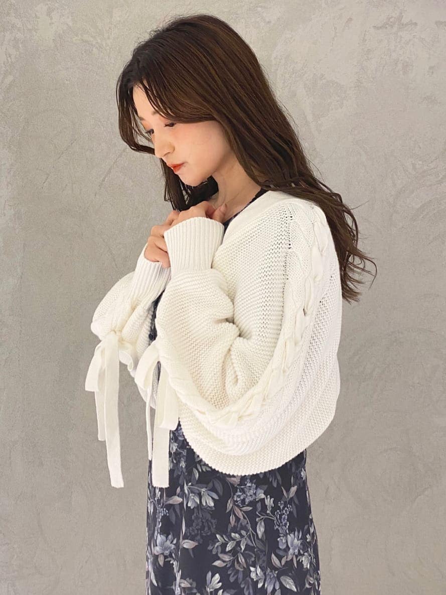 ホワイト系のブーツ、ホワイト系のハンドバッグ、ホワイト系のカーディガン/ボレロを着用したレディースの夏コーディネートの5枚目の写真