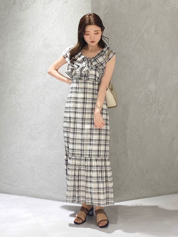 その他のワンピース、ブラック系のサンダル、ベージュ系のトートバッグを着用したレディースの春コーディネートの3枚目の写真