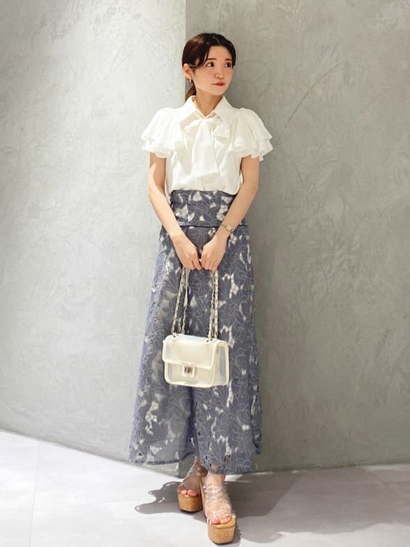 その他のサンダル、ブルー系のスカート、ホワイト系のシャツ/ブラウスを着用したレディースの夏コーディネートの3枚目の写真