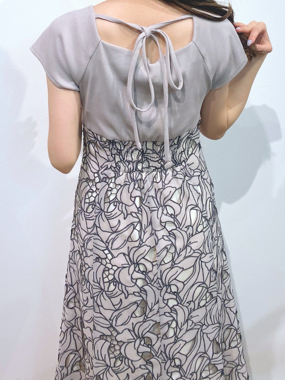 ブラック系のサンダル、ベージュ系のワンピースを着用したレディースの夏コーディネートの5枚目の写真