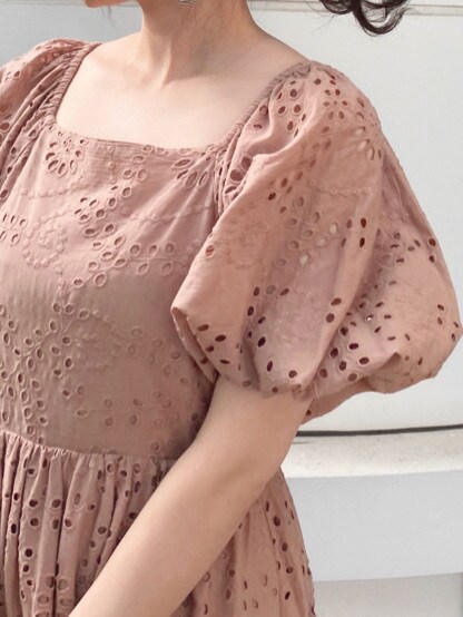 グリーン系のサンダル、ベージュ系のワンピースを着用したレディースの夏コーディネートの5枚目の写真