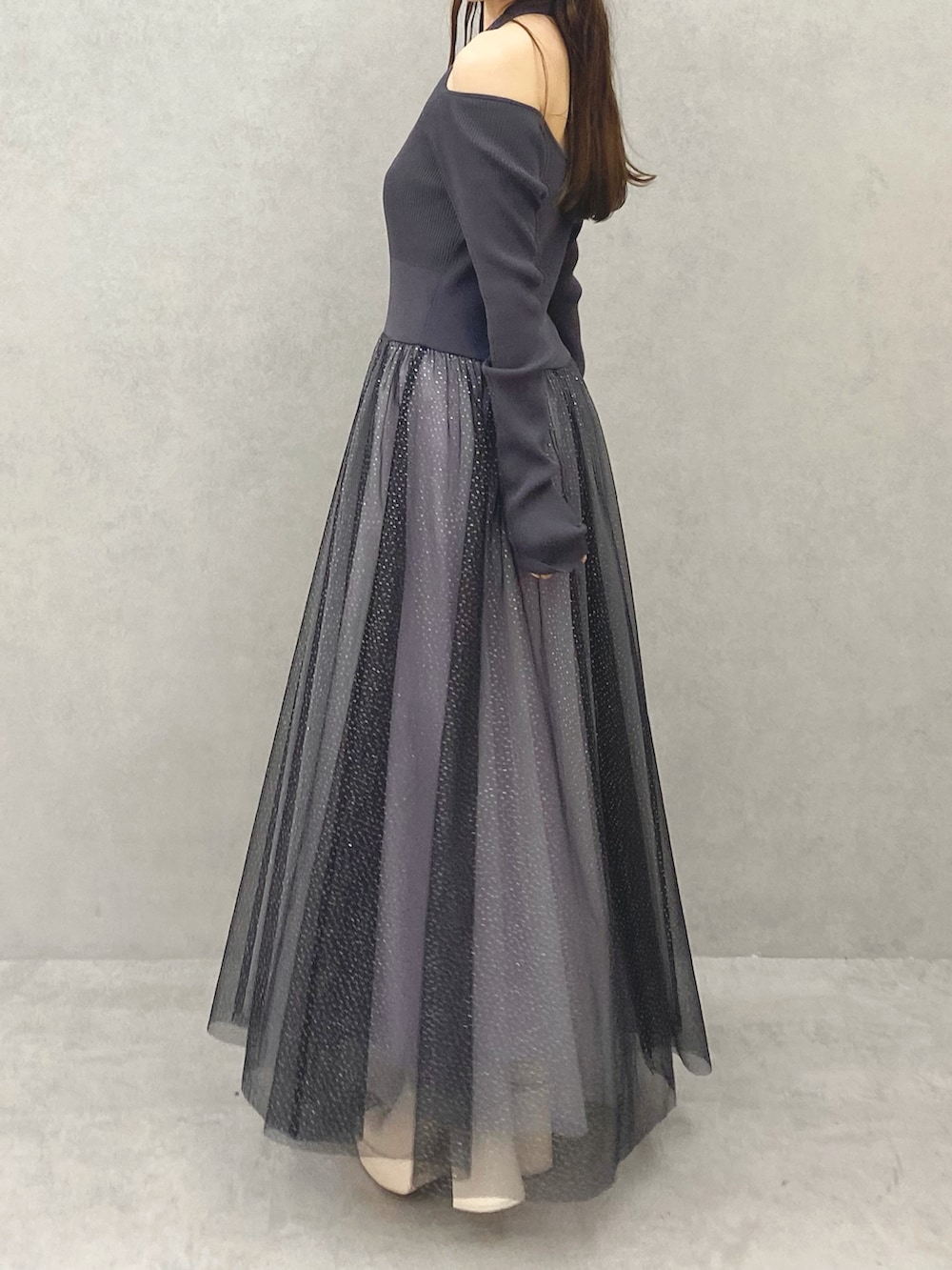 ホワイト系のブーツ、グレー系のワンピースを着用したレディースの秋コーディネートの2枚目の写真