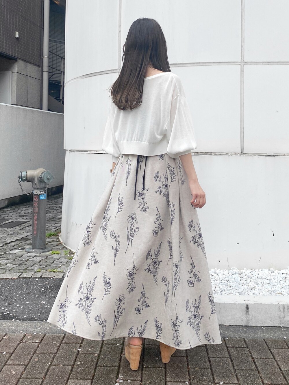 その他のワンピース、その他のサンダル、ホワイト系のカーディガン/ボレロを着用したレディースの夏コーディネートの5枚目の写真