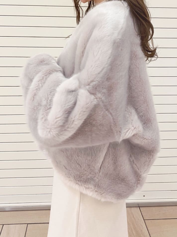 グレー系のその他アウターを着用したレディースの秋コーディネートの5枚目の写真