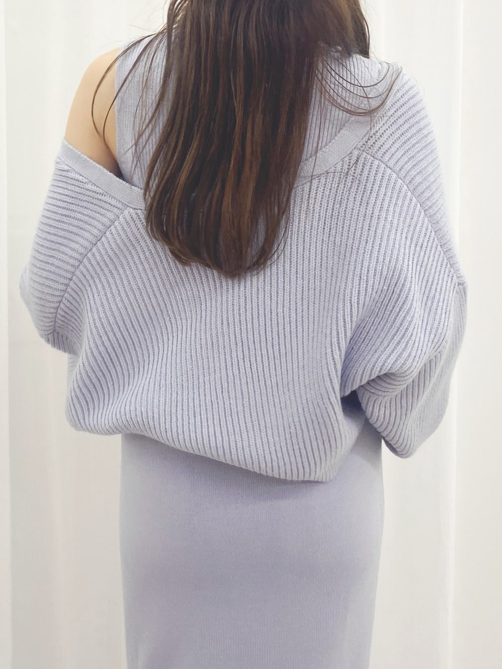 ホワイト系のブーツ、ブルー系のワンピースを着用したレディースの秋コーディネートの6枚目の写真