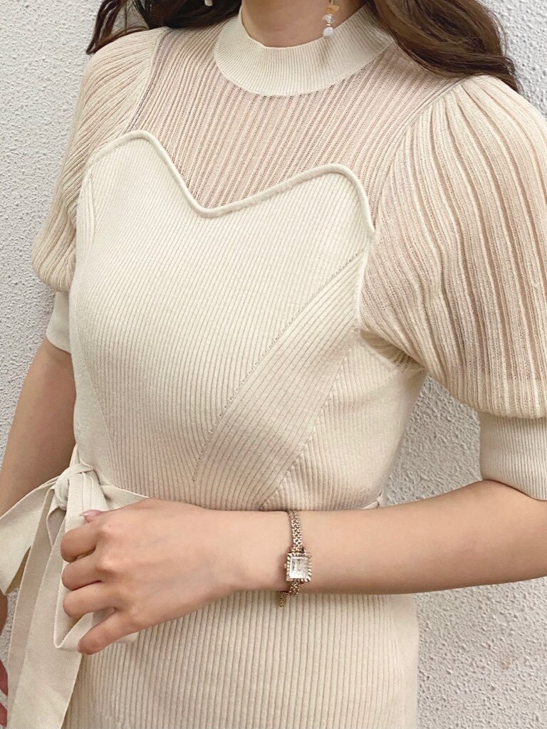 ホワイト系のワンピース、グリーン系のサンダルを着用したレディースの夏コーディネートの2枚目の写真