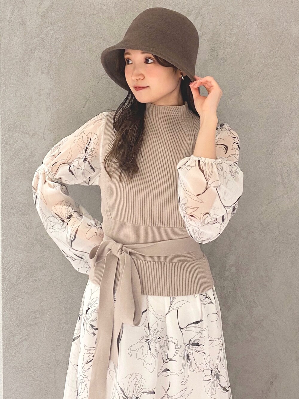 ホワイト系のワンピース、ベージュ系のハンドバッグ、ホワイト系のブーツを着用したレディースの冬コーディネートの8枚目の写真