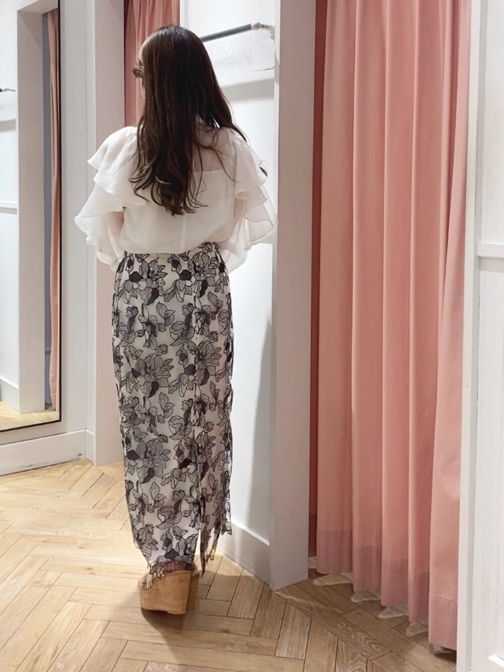 ホワイト系のサンダル、ホワイト系のスカート、ホワイト系のシャツ/ブラウスを着用したレディースの冬コーディネートの3枚目の写真