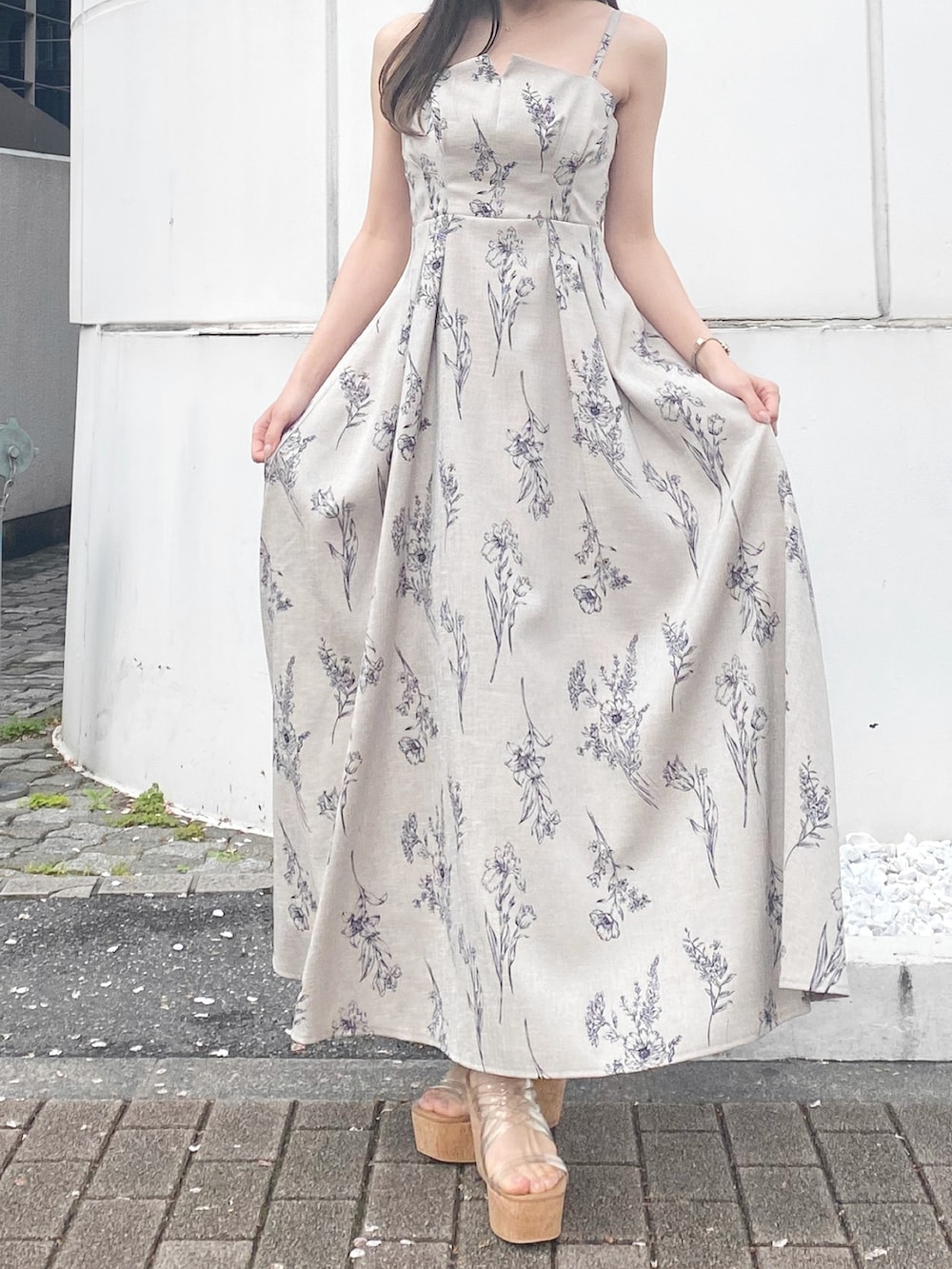 その他のサンダル、その他のワンピースを着用したレディースの夏コーディネートの2枚目の写真