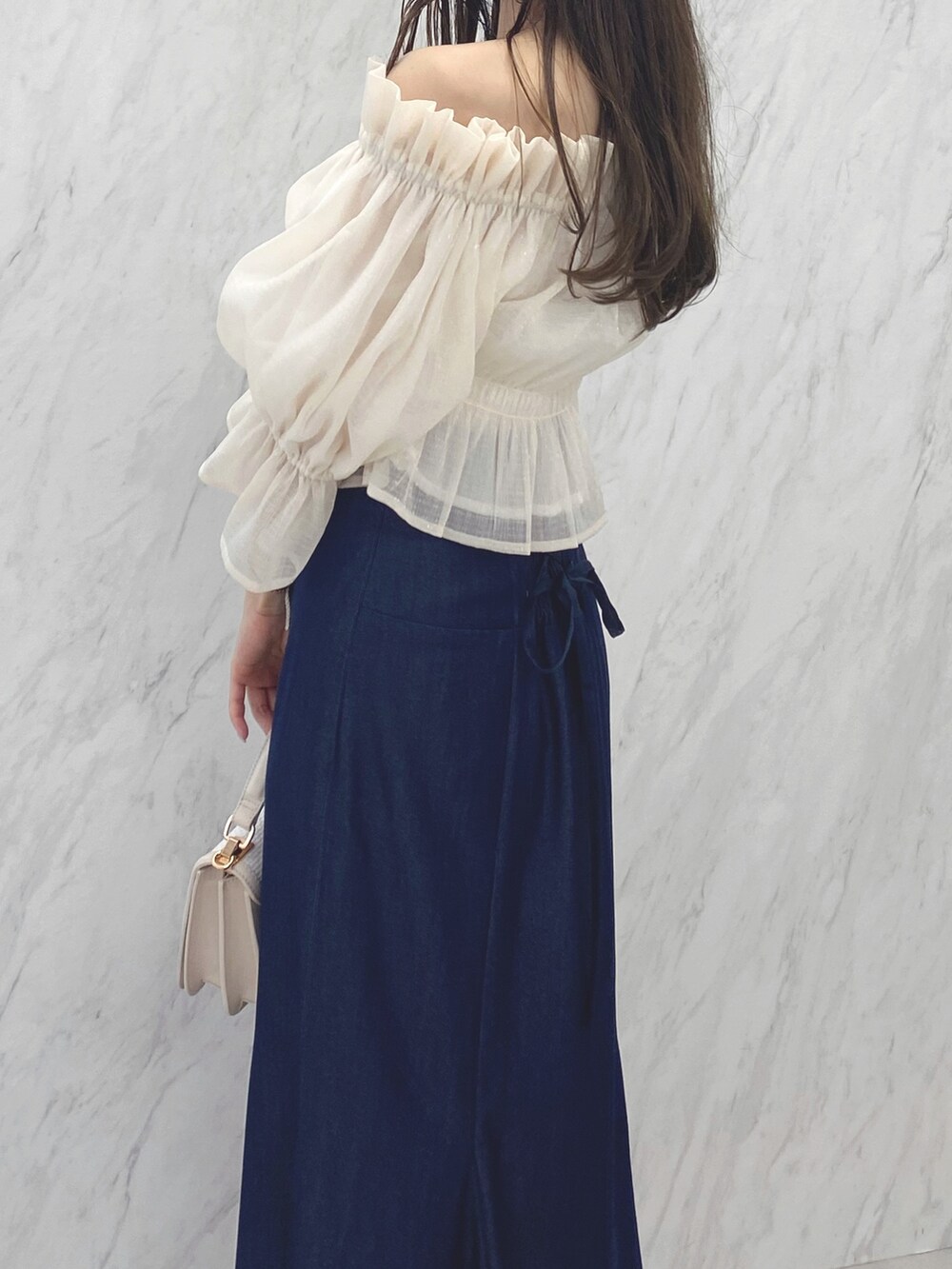 ホワイト系のシャツ/ブラウス、ブルー系のスカート、その他のサンダルを着用したレディースの夏コーディネートの5枚目の写真