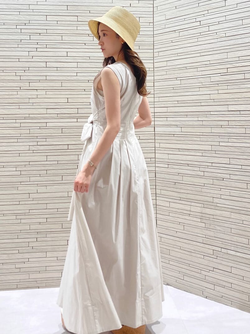 ホワイト系のワンピース、ベージュ系のハットを着用したレディースの春コーディネートの7枚目の写真