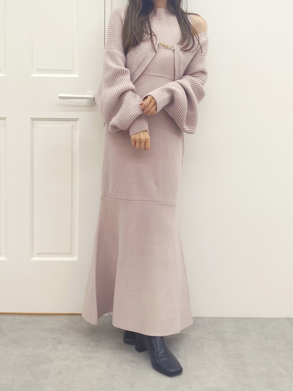 ブラック系のブーツ、ピンク系のワンピースを着用したレディースの秋コーディネートの2枚目の写真