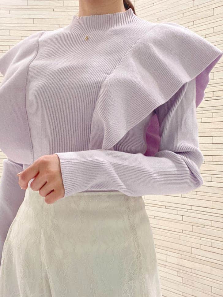 ホワイト系のスカート、パープル系のニット/セーターを着用したレディースの冬コーディネートの4枚目の写真