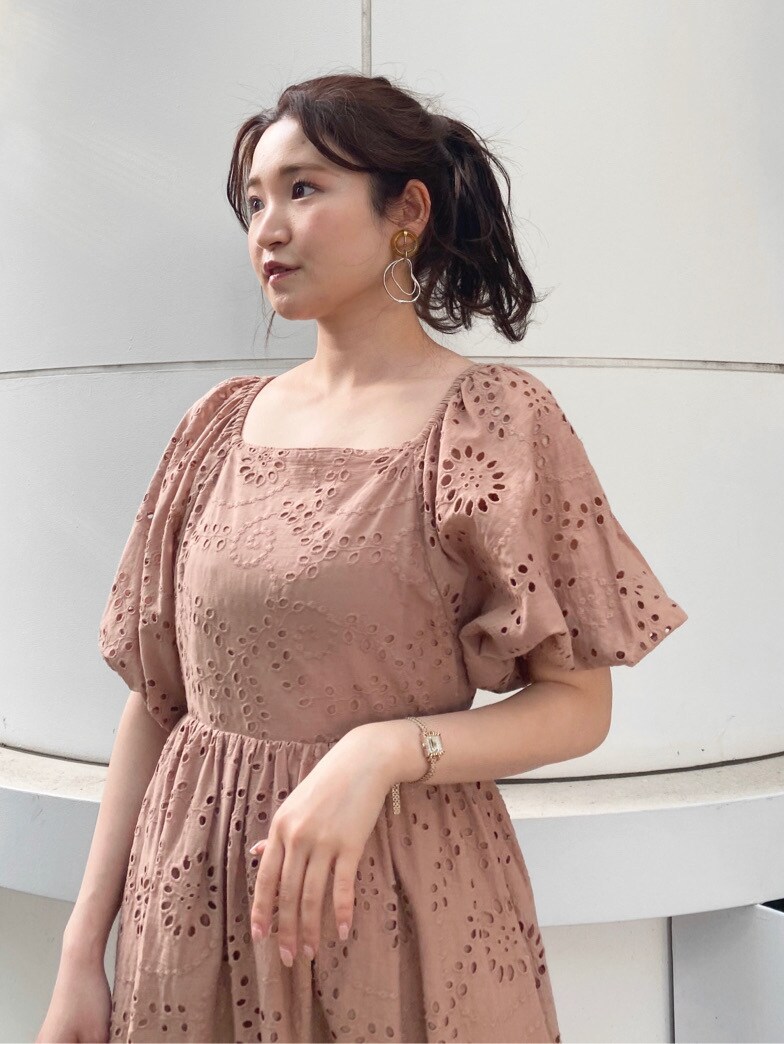 グリーン系のサンダル、ベージュ系のワンピースを着用したレディースの夏コーディネートの6枚目の写真