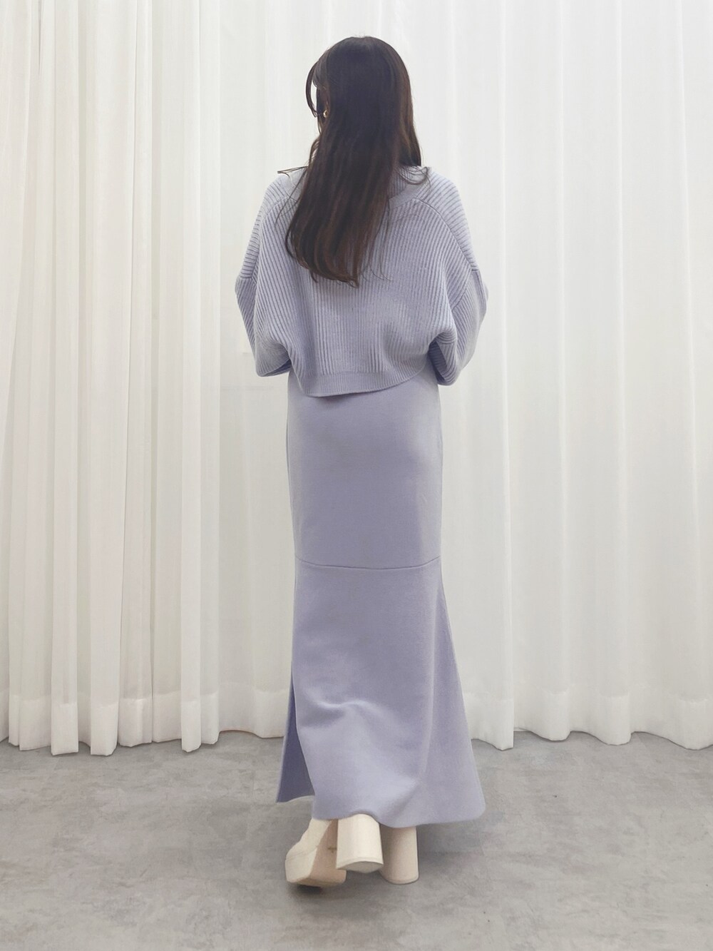 ホワイト系のブーツ、ブルー系のワンピースを着用したレディースの秋コーディネートの7枚目の写真