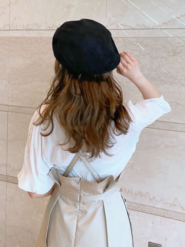 ベージュ系のハンドバッグ、ホワイト系のニット/セーター、ベージュ系のスカートを着用したレディースの夏コーディネートの4枚目の写真