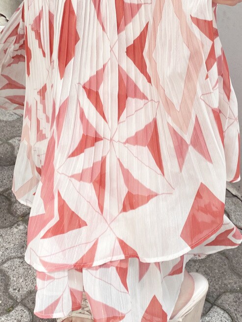 ホワイト系のサンダル、オレンジ系のスカート、ブラウン系のハンドバッグを着用したレディースの春コーディネートの5枚目の写真