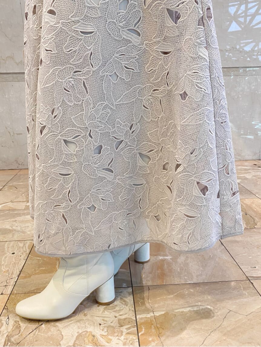 ホワイト系のその他シューズ、ベージュ系のハンドバッグ、ピンク系のニット/セーターを着用したレディースの夏コーディネートの7枚目の写真