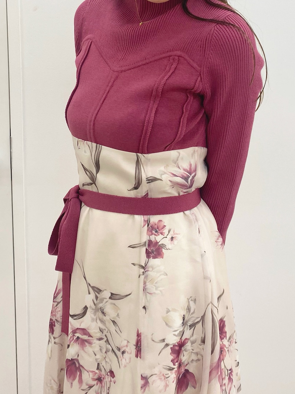 ホワイト系のブーツ、ピンク系のワンピースを着用したレディースの秋コーディネートの6枚目の写真