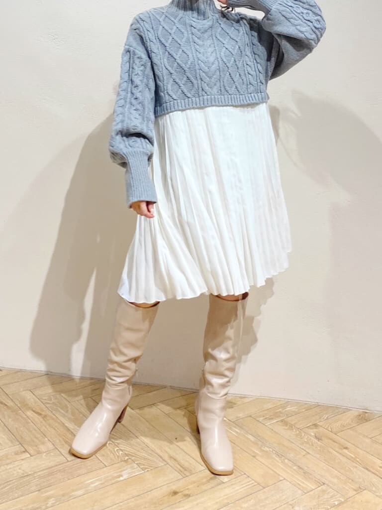 グレー系のワンピースを着用したレディースの冬コーディネートの2枚目の写真