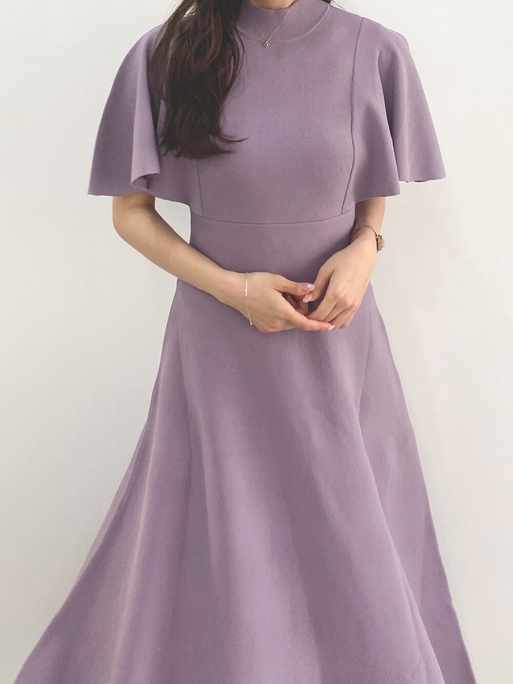 ホワイト系のサンダル、パープル系のワンピースを着用したレディースの冬コーディネートの4枚目の写真