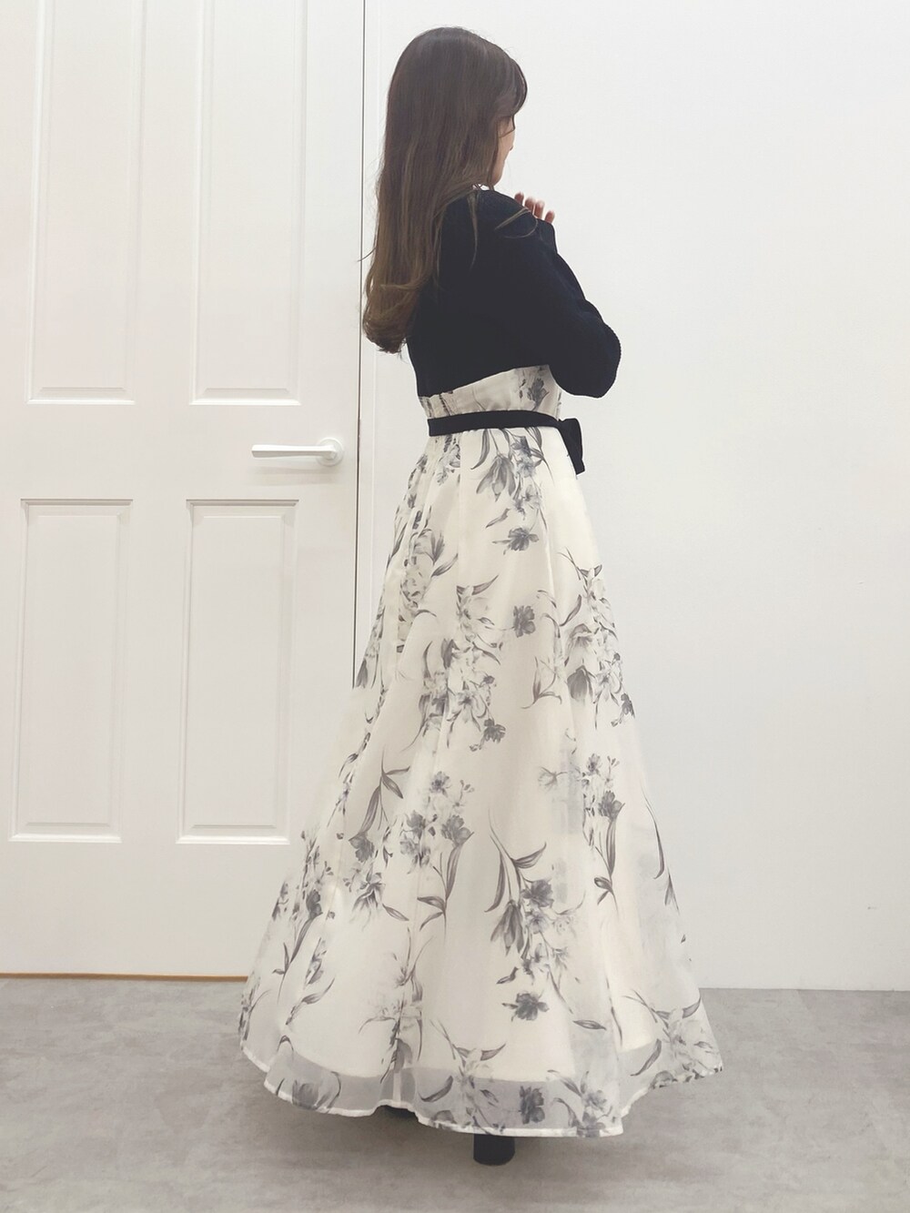 ブラック系のワンピース、ブラック系のブーツを着用したレディースの秋コーディネートの7枚目の写真