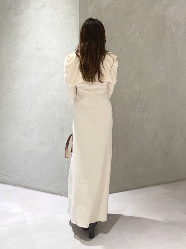 ブラック系のライダースジャケット、ブラック系のブーツ、ブラウン系のハンドバッグを着用したレディースの秋コーディネートの10枚目の写真