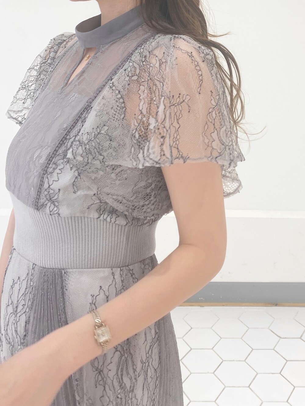 パープル系のドレス、ブラック系のパンプスを着用したレディースの冬コーディネートの6枚目の写真