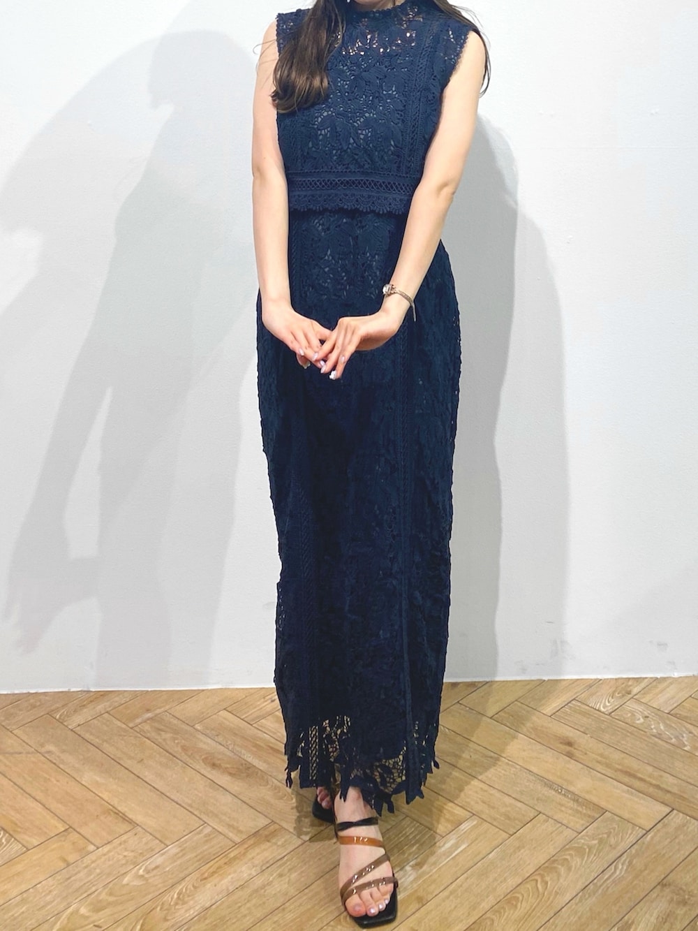 ブラック系のサンダル、ブルー系のドレスを着用したレディースの夏コーディネートの2枚目の写真