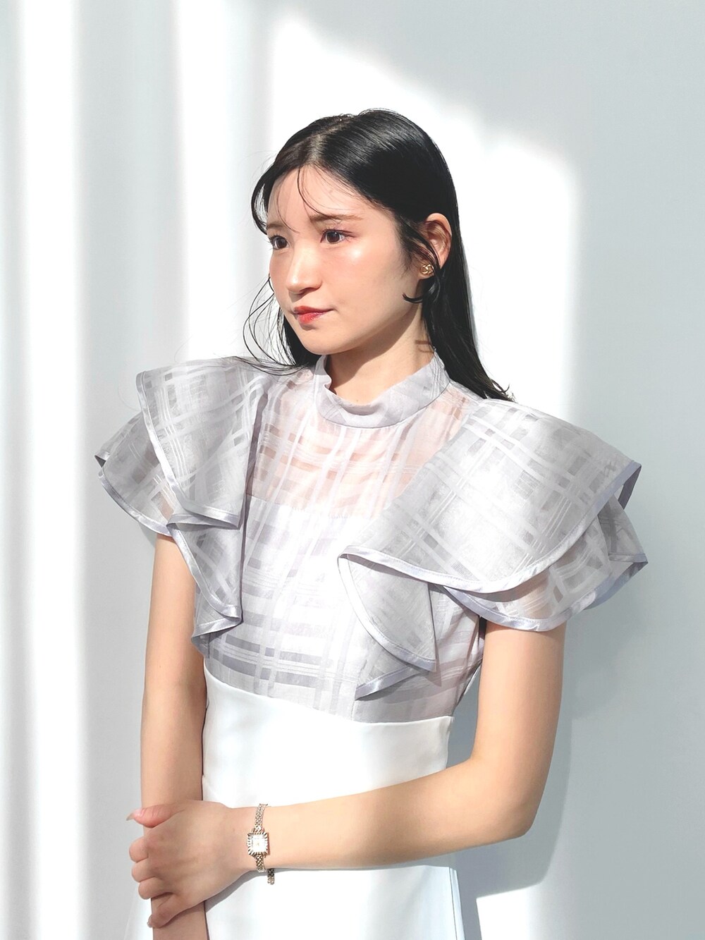 その他のサンダル、ホワイト系のハンドバッグ、パープル系のワンピースを着用したレディースの夏コーディネートの3枚目の写真