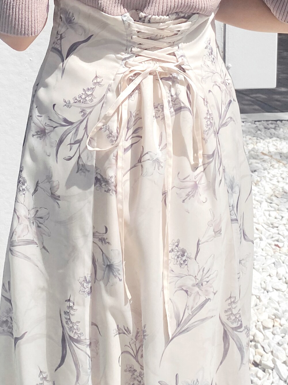 ベージュ系のワンピース、ホワイト系のサンダルを着用したレディースの夏コーディネートの5枚目の写真