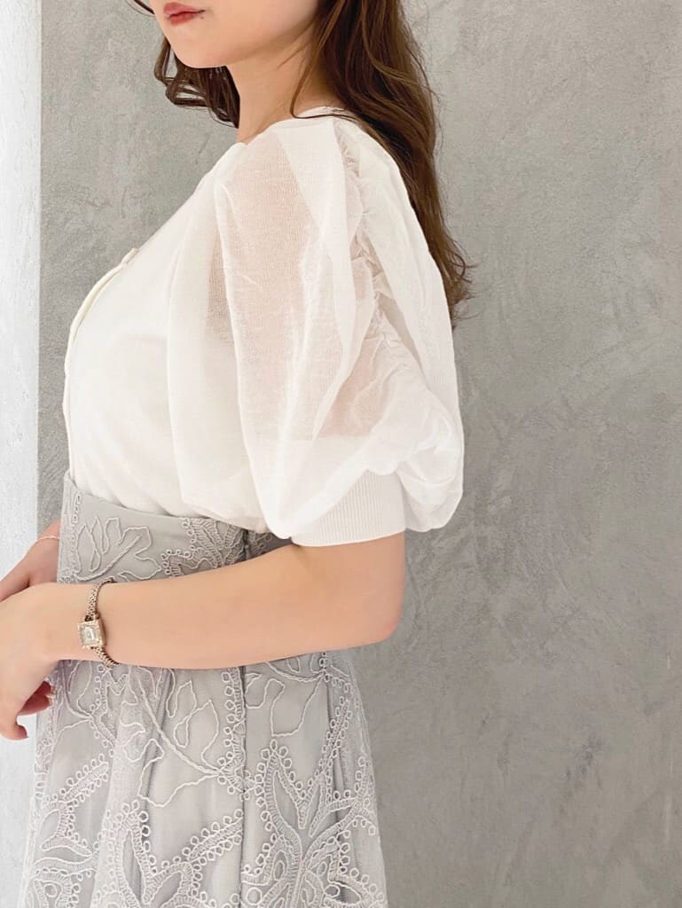 ホワイト系のスカート、ホワイト系のカーディガン/ボレロを着用したレディースの夏コーディネートの6枚目の写真