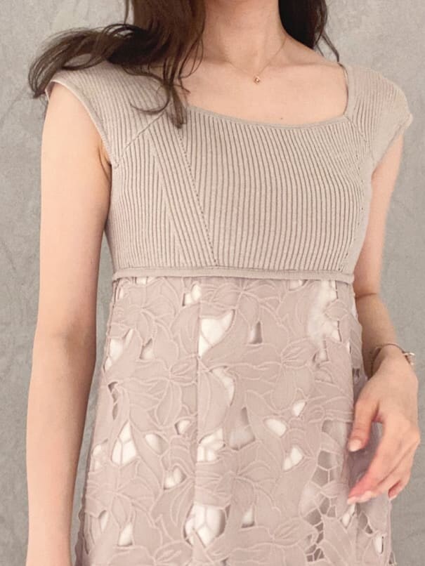 ベージュ系のその他シューズ、ベージュ系のワンピースを着用したレディースの春コーディネートの4枚目の写真